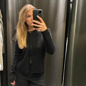 Svart kofta från Zara - Säljer en stilren svart kofta från Zara. 🩷Är en M men passar S! Aldrig använd! Helt ny 