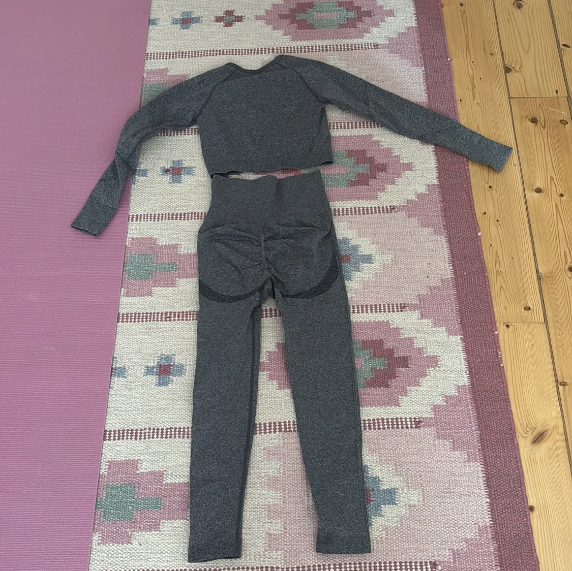 Grå croppad träningstopp och leggings med scrunch - 1