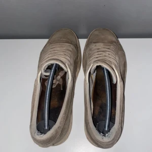 Beige vagabond skor - Snygga beige sneakers i mocka med snörning. Perfekta för en stilren look. Skorna har en klassisk design med rund tå och låg profil.