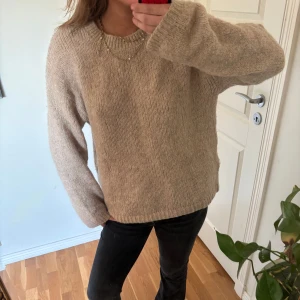 beige stickad - super snygg beige stickad från bikbok! skriv för fler bilder💓