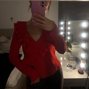 BOHOO röd topp - Säljer denna topp för 50kr & köpte för runt 250kr. Använt typ 2 gånger 😊