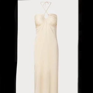 Avora långklänning - Helt ny klänning från AVORA som inte längre säljs, prislappen sitter kvar. Nypris 1700kr storlek S men liten i storleken 