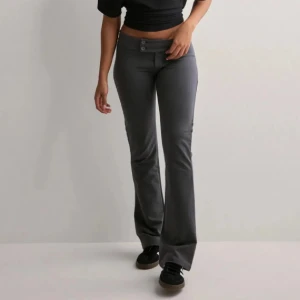 Grå bootcut kostymbyxor 🩶✨ - Gråa svinanygga bootcut byxor/ kostymbyxor från Nelly. Knappt använda, säljer då dom tyvärr inte passar längre. 🩶