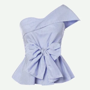 Randig offshoulder topp med rosett - Snygg blå- och vitrandig offshoulder topp med en stor dekorativ rosett framtill. Toppen har en asymmetrisk design och en figurnära passform som ger en elegant look.