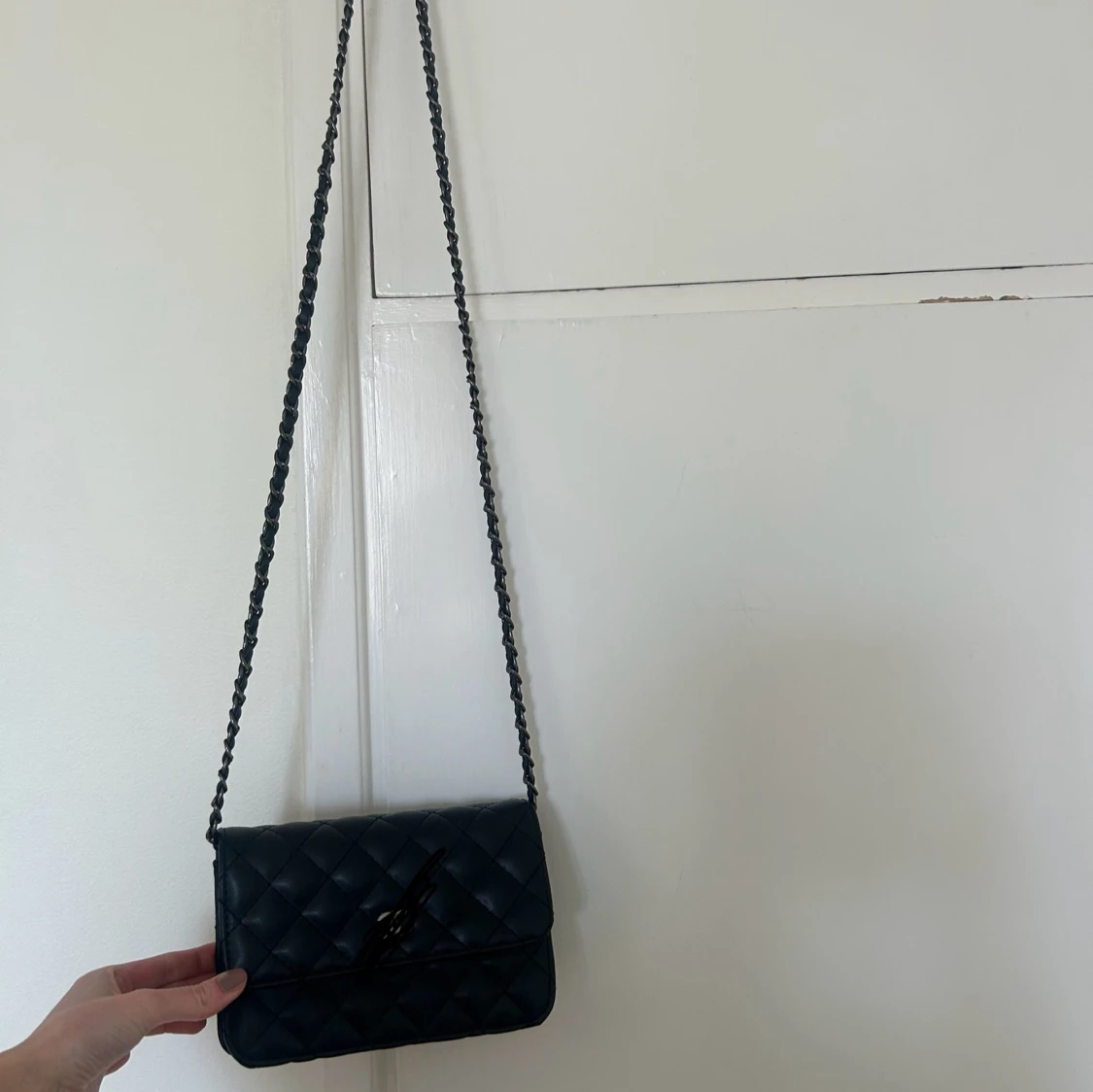 Svart quiltad axelväska - 1