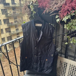 Svart quiltad väst från Anerkjendt - Mycket stilren och snygg väst inför våren som närmare sig, passar till allt! Skicket är okej viss slitningar och delvis nopprig vid kragen, inga hål eller större skador bara synligt använd på nära håll inget jag stört mig på, denna väst är true to size har du L kommer den passa dig. Nypris på 1250kr så passa på!   Köp gärna i bundles för att underlätta i frakt och på detta vis blir jag mer flexibel i pris! Våga buda! 🚚🤝