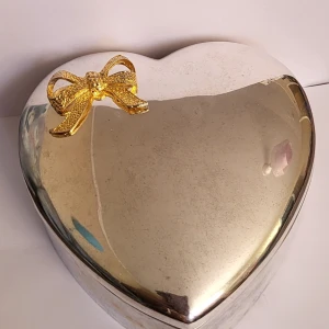 1980s jewellery box - Zinc Alloy Silver Plated heart shaped box from the 1980s  Tarnished mainly on the inside  Sides have tarnishing as well Bottom is completely untarnished  See pictures. Message for bundle discount or meet up (Umeå or Obbola)