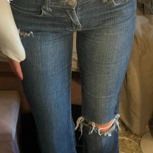 Victoria Beckham jeans - Säljer dessa jeans då dom inte kommer till användning!🩷kom privat för egna bilder, som ni ser har dom lite slitningar längst ner. Tryck inte köp nu! Skriv innan 
