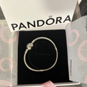 Pandora armband  - Säljer detta berlockarmband från pandora storlek 16cm, nyskick. Säljs då jag bara använder guld. Armbandet har ff inte format sig och har inga skavanker ect🥰 Box ingår + kvitto ingår