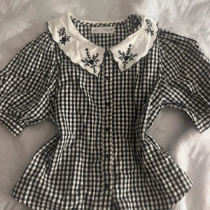 Jätte söt blus från Zara  - Använd jätte få antal gånger ser ut som ny, i storlek 11-12 men passar som xs-s