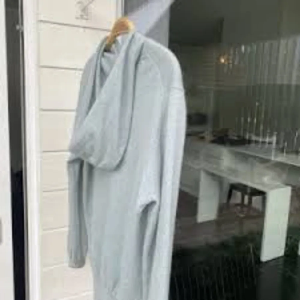 Säljer en stilren ljusgrå hoodie 100% cashmere. Perfekt för en avslappnad look. Tröjan har långa ärmar och är tillverkad i ett mjukt material. Passar riktigt bra till både jeans och mjukisbyxor . Neuletakit & Villapaidat.