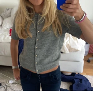 Grå kofta - Säljer en stilren grå kofta med guld pärlknappar. Jätte bra skick för är knappt använd🩷 