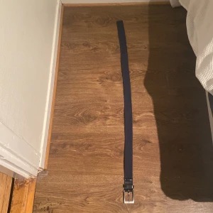 Mörkblått bälte med silverfärgat spänne - Flätat bälte helt nytt. Aldrig använd