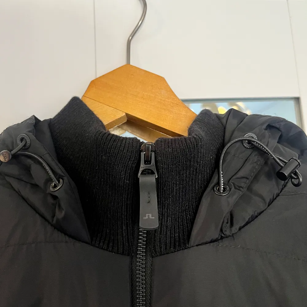 Söker du den perfekta vårjackan? Då har du kommit rätt Extremt fin J.Lindeberg cardigan med luva som passar perfekt till alla lägen Jackan har storlek XL på etiketten men liten i storleken och sitter exakt som en L ska göra Modellnamn: J.Lindeberg Perry hybrid Hood jacket Skicka meddelande vid några funderingar Kolla gärna även in mina andra annonser. Takit.