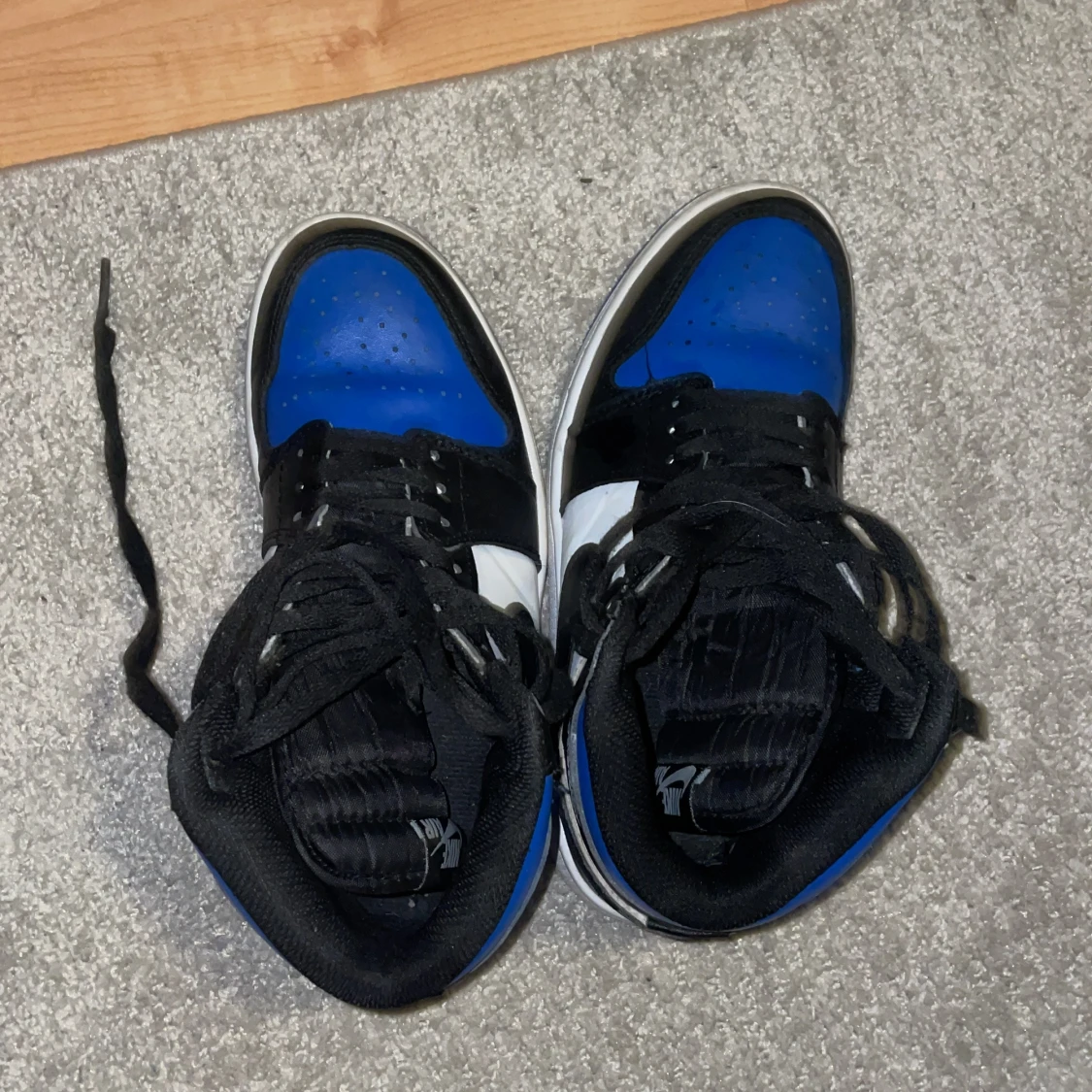 Nike Air Jordans i svart, vit och blå. - 4