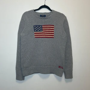 Ralph Lauren USA tröja - Ralph Lauren || skick 9/10 || storlek barn XL motsvarar herr XS || modellen är 170cm lång || pris kan diskuteras vid snabb affär!
