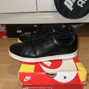 Svart-vita Finskor - Ett nice par skor som kan passa till kostymen, casual och det går att anpassa dem till typ alla tillfällen tycker jag.  Kan vara bättre med en ny sula i dem, därför är mitt pris 300kr. Jag kan göra rent sulan innan jag skickar.