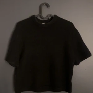 Svart tröja från Gina Tricot - Säljer en stilren svart tröja från Gina Tricot i premiumkvalitet. Tröjan har korta ärmar och en klassisk rund halsringning. Perfekt för en minimalistisk look.