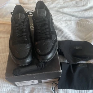 Valentino rockrunners  - Passar 42, box dustbag och extra snören medföljer. Skick 8/10