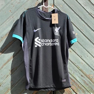 Liverpool Fc fotbollströja - Hej! Vi säljer just nu denna underbara Liverpool tröjan till ett väldigt bra pris 😍Den är perfekt nu inför sommaren ☀️🌟Tröjan är i storlek S 👕Kontakta oss för mer information ℹ️ 
