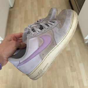 Nike Air Force - Säljer dessa Nike air Force skorna då de inte passar längre och kommer inte till användning. Användt skick men fortfarande snygga. 
