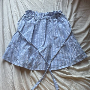 Kjol - Kjolens material är inte så stretchigt förutom vid midjan. Använd fåtal gånger. 