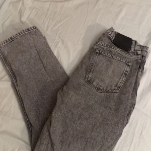 Gråa Jeans från grunt - Snygga mörk gråa jeans ifrån grunt! Nypris 1100kr. Skick 9/10. Pris kan diskuteras vid snabb affär. Hör av er vid frågor!