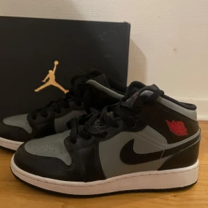 Nike Air Jordans i svart och grått - Snygga Nike Air Jordans i svart och grått med klassisk design. Köpte de men var inte min typ så använda 1-2 gånger. Perfekta för dig som vill ha en stilren look med en sportig touch. Lådan ingår i köpet!