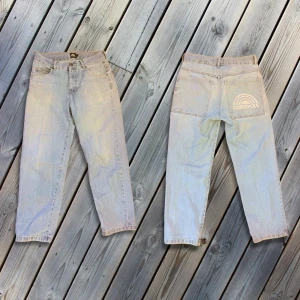 Ljusblå jeans från Southpole - Säljer ett par ljusblå jeans från Southpole. Jeansen har en normal till lite loose passform och är tillverkade i denim. På baksidan finns en vit logotyp. Perfekta för sommaren! | Nypris 649 kr