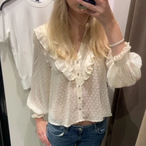 Zara blus - Säljer denna zara blusen som inte längre kommer till användning. Skriv för fler bilder! 