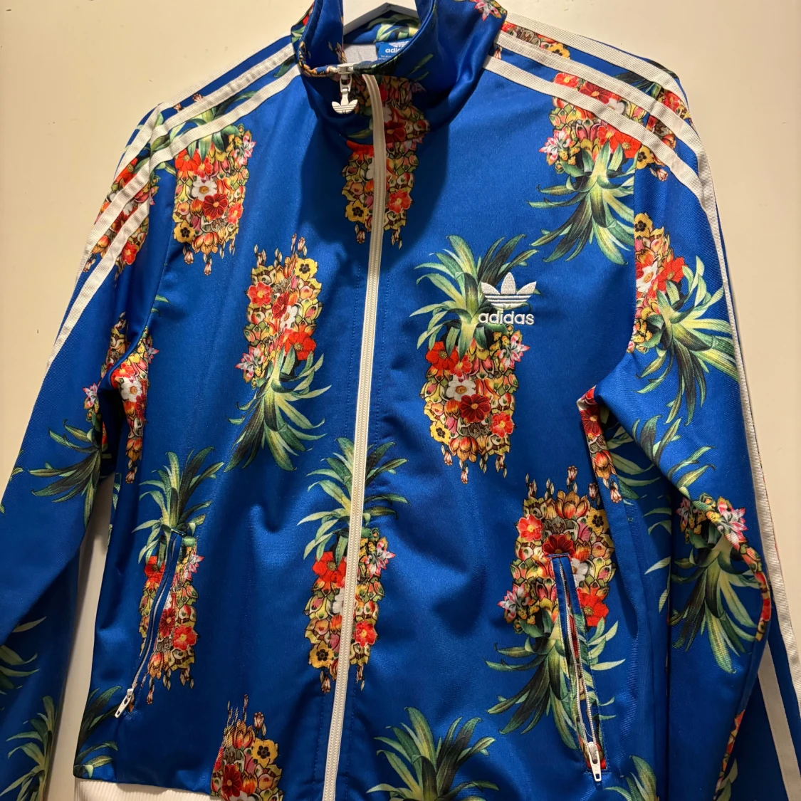 Blå blommig jacka från Adidas
