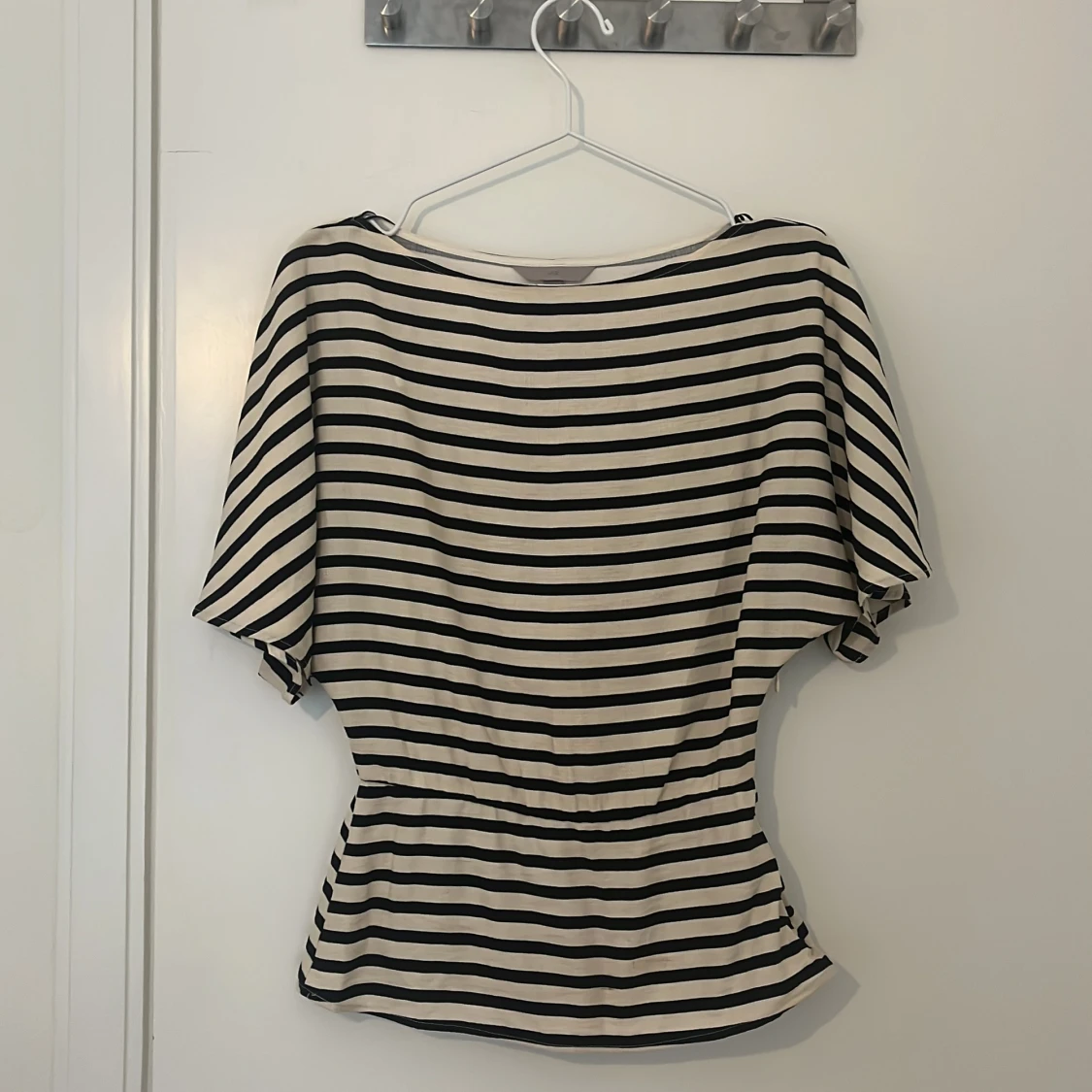 Randig blus med korta ärmar