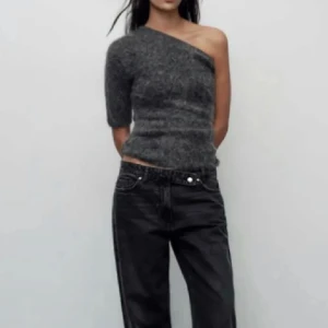 Stickad one shoulder topp - Super snygg topp men som aldrig använts❤️pris lappen sitter kvar. Nypris: 599 kr🥰skriv vid fler bilder eller frågor. Skicka prisförslag 