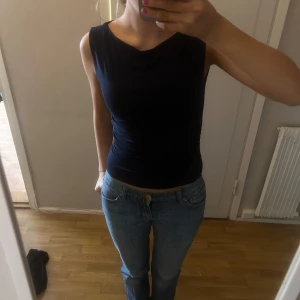Armlös topp  - Snygg marinblå ärmlös topp från Gina Tricot. Använd endast en gång, säljer då jag har en till💞 