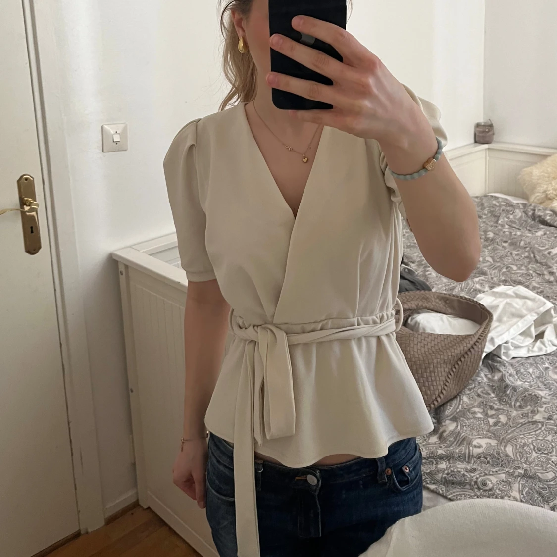 Beige omlottblus med knytband