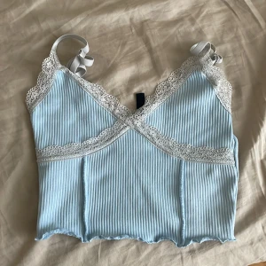 Ljusblå ribbad linnetopp från H&M Divided - Säljer en söt ljusblå ribbad linnetopp från H&M Divided. Havt på mig den ungefär 2 gånger så varan är i prefekt skick☺️ 