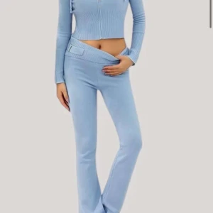 Ljusblå ribbade byxor från Catania - Snygga ljusblå ribbade byxor med låg midja och bootcut-stil. Perfekta för en trendig look. Matcha med en croppad topp för en komplett outfit. Storlek M. Både byxor och kofta. Pris kan diskuteras. Kunden står för frakt. Jag köpte för 1800kr. Använd knappt 5 gånger 