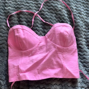 Rosa topp - (Flyttrensning) jättefin rosa topp med öppen knuten rygg💕
