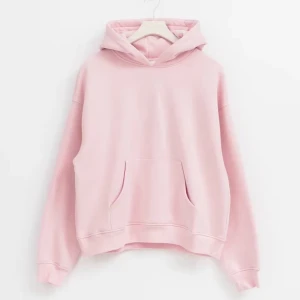 Rosa hoodie - Säljer en mysig rosa hoodie med känguruficka framtill. Perfekt för en avslappnad stil och bekväm att bära. Den har en klassisk huva och ribbade muddar vid ärmslut och nederkant. Säljer även matchande byxor, köp båda för 460kr💗