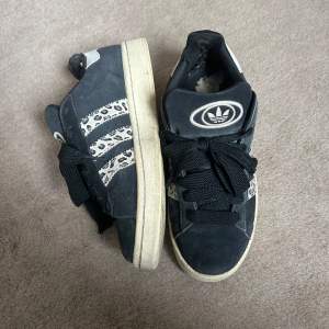 Snygga unika leopard adidas campus skor, ända defekten är att dom är lite sönder vid båda sulorna men märks inte när man har på sig skorna! Annars jätte snygga, kan diskutera pris