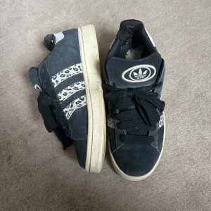 Adidas campus 00 - Snygga unika leopard adidas campus skor, ända defekten är att dom är lite sönder vid båda sulorna men märks inte när man har på sig skorna! Annars jätte snygga, kan diskutera pris