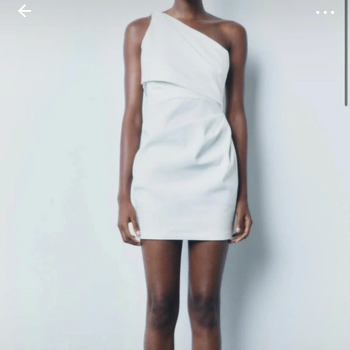 Vit one-shoulder klänning från Zara