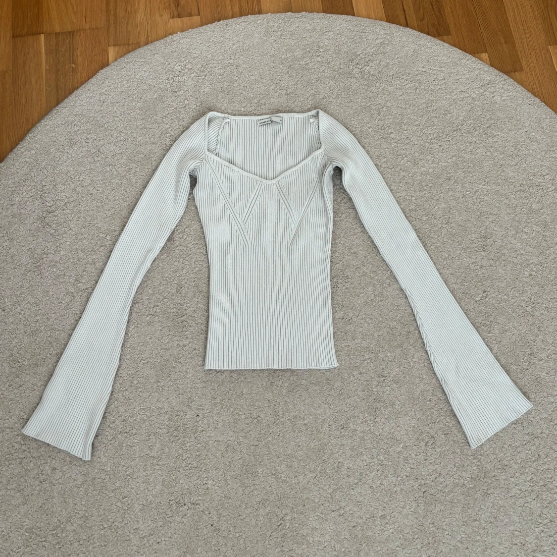 Vit ribbad topp med vida ärmar längst nere - 1