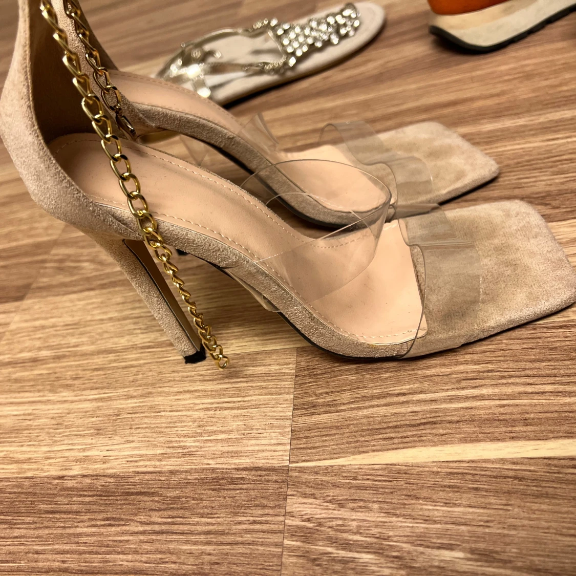 Beige klackskor med kedjedetalj - 1