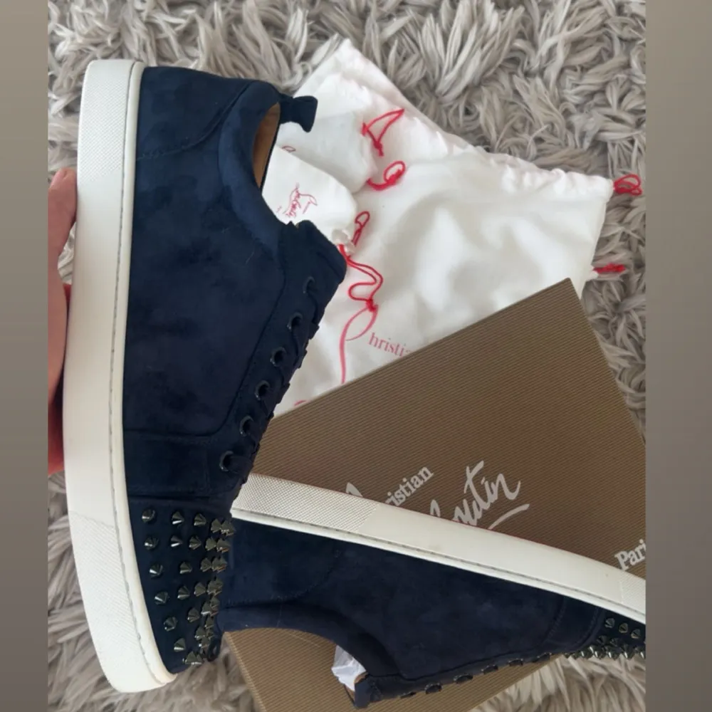 Sjukt fräna Louboutin pjucks, i fantastiskt skick. Har använt dom ett par gången🤩 Det som ingår: 2 dustbags dom är lite missfärgade, 1 extra par snöre, extra nitar, och såklart boxen!♣️ Storlek 45! Priset är ej hugget i sten🫶. Kengät.