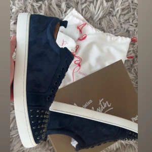 Christian Louboutin skor - Sjukt fräna Louboutin pjucks, i fantastiskt skick.  Har använt dom ett par gången🤩                                          Det som ingår: 2 dustbags dom är lite missfärgade, 1 extra par snöre, extra nitar, och såklart boxen!♣️                                     Storlek 45! Priset är ej hugget i sten🫶