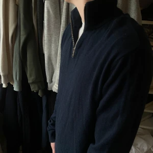 Marinblå half zip  - Marinblå half zip fårn Jack and Jones. Den är i storlek S