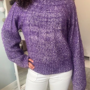 Lila stickad &otherstories tröja - Sjukt härlig färg och perfekt passform! Väl använd men fortfarande fin i skicket!💖