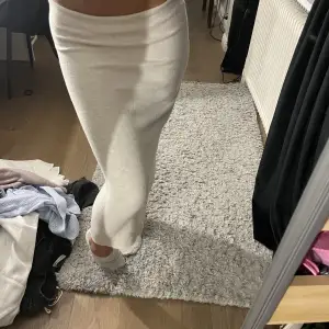 Vit zara kjol, skönt lite tjockare matrial💗