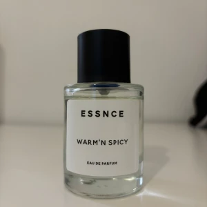 Warm’n spicy från Essnce - Superfin doft från Essnce. Säljer för att jag inte använder den så ofta längre☺️ Se sista bild för noter